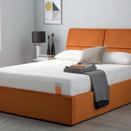 materasso bianco su letto arancione